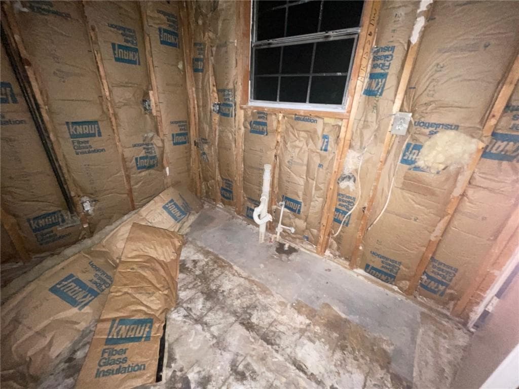 3 bedroom, 2 bathroom, 1,354 sq ft single family residence under contract at 3209 Lower Creek Drive, Douglasville, GA 30135 — photo 3