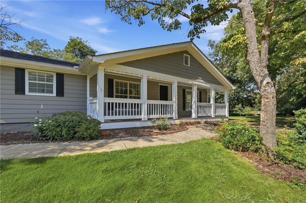 3 bedroom, 2 bathroom, 1,321 sq ft single family residence under contract at 140 N Alexander Street, Buford, GA 30518 — photo 2