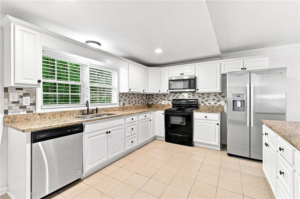 3 bedroom, 3 bathroom, 1,350 sq ft single family residence for sale at 1047 SW Peeples Street, Atlanta, GA 30310 — photo 3