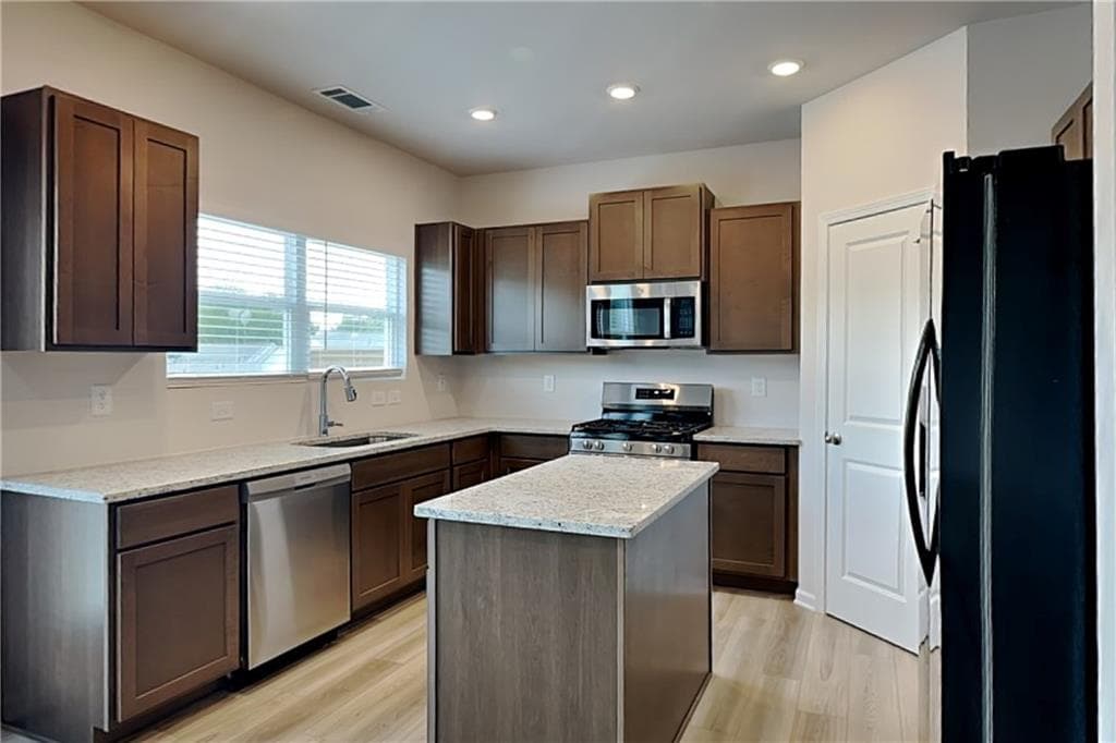 4 bedroom, 3 bathroom, 1,714 sq ft single family residence for rent at 769 Oakmont Trace, Canton, GA 30114 for $2,100 a month — photo 3