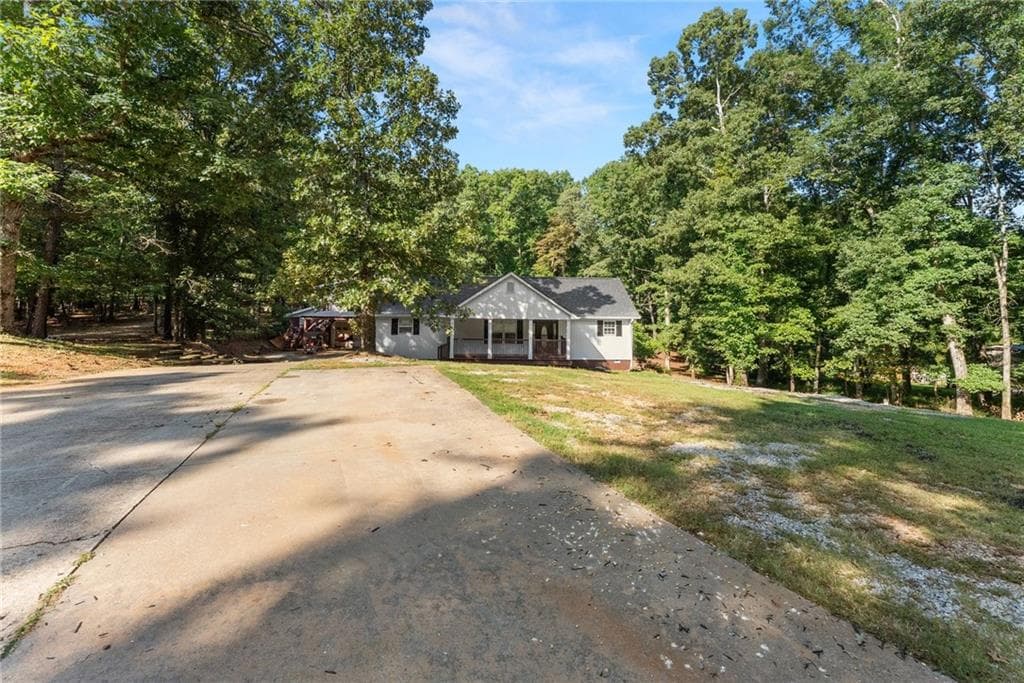 4 bedroom, 3 bathroom, 2,483 sq ft single family residence for sale at 3528 Looper Lake Road, Gainesville, GA 30506 — photo 3