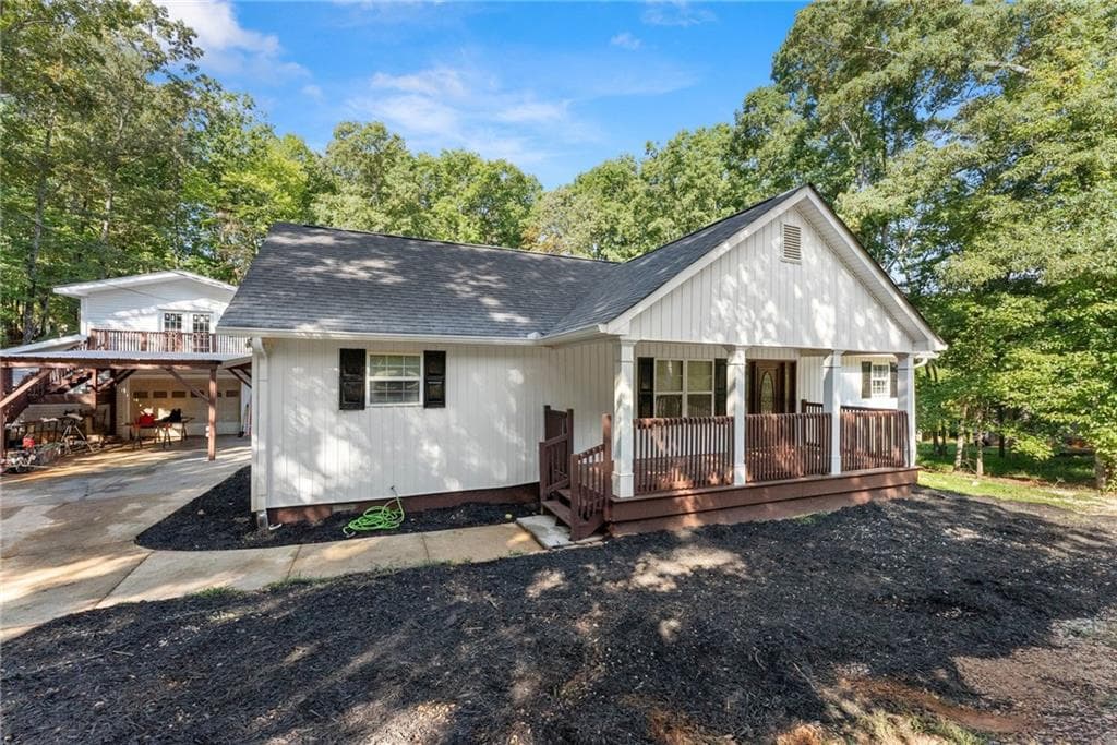 4 bedroom, 3 bathroom, 2,483 sq ft single family residence for sale at 3528 Looper Lake Road, Gainesville, GA 30506 — photo 4