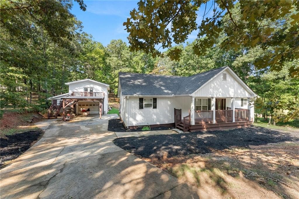 4 bedroom, 3 bathroom, 2,483 sq ft single family residence for sale at 3528 Looper Lake Road, Gainesville, GA 30506 — photo 5