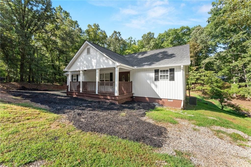 4 bedroom, 3 bathroom, 2,483 sq ft single family residence for sale at 3528 Looper Lake Road, Gainesville, GA 30506 — photo 6