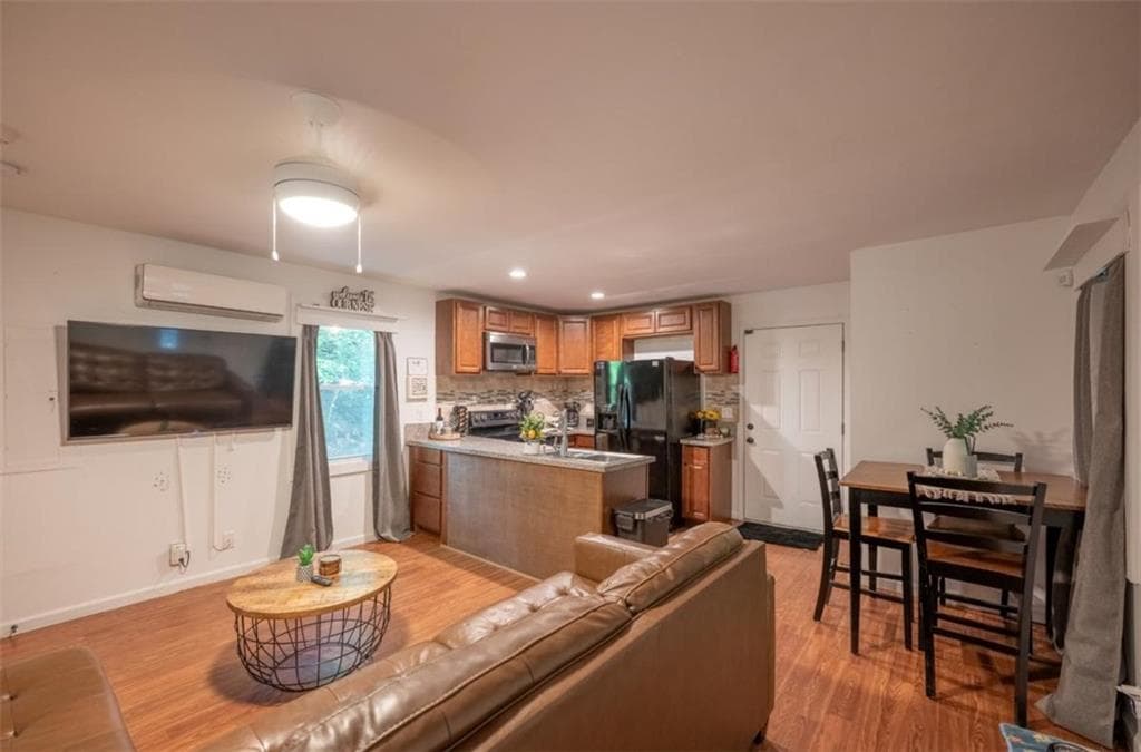 2 bedroom, 2 bathroom, 768 sq ft single family residence for sale at 257 Pen Drive, Ellijay, GA 30540 — photo 4