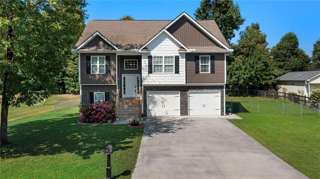 4 bedroom, 3 bathroom, 1,954 sq ft single family residence for sale at 315 Wildwood Circle, Calhoun, GA 30701 — photo 1 of 32