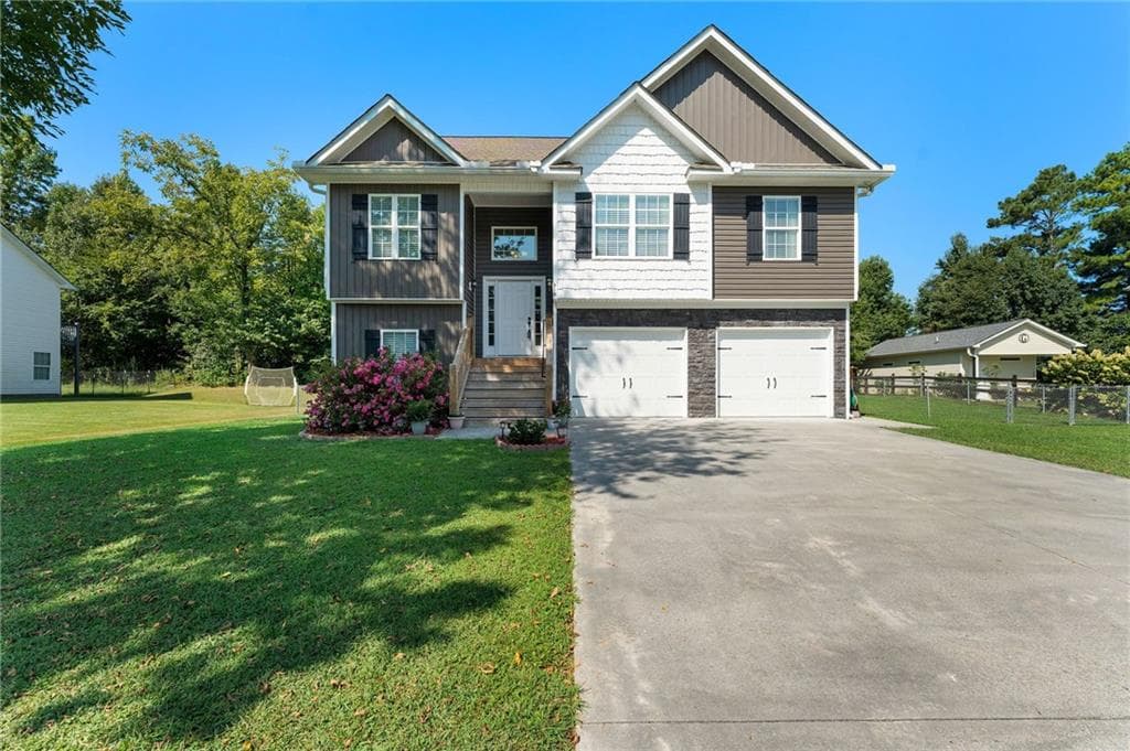 4 bedroom, 3 bathroom, 1,954 sq ft single family residence for sale at 315 Wildwood Circle, Calhoun, GA 30701 — photo 3