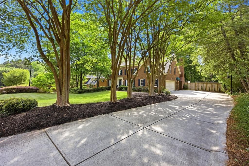 5 bedroom, 5 bathroom, 4,879 sq ft single family residence for sale at 7525 S Spalding Lake Drive, Atlanta, GA 30350 — photo 3