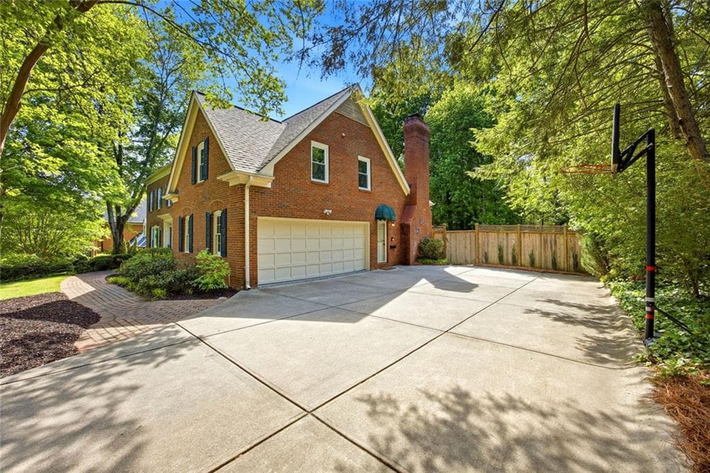 5 bedroom, 5 bathroom, 4,879 sq ft single family residence for sale at 7525 S Spalding Lake Drive, Atlanta, GA 30350 — photo 4