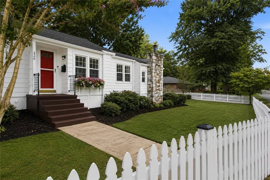 3 bedroom, 2 bathroom, 1,750 sq ft single family residence under contract at 426 Freyer Drive NE, Marietta, GA 30060 — photo 2