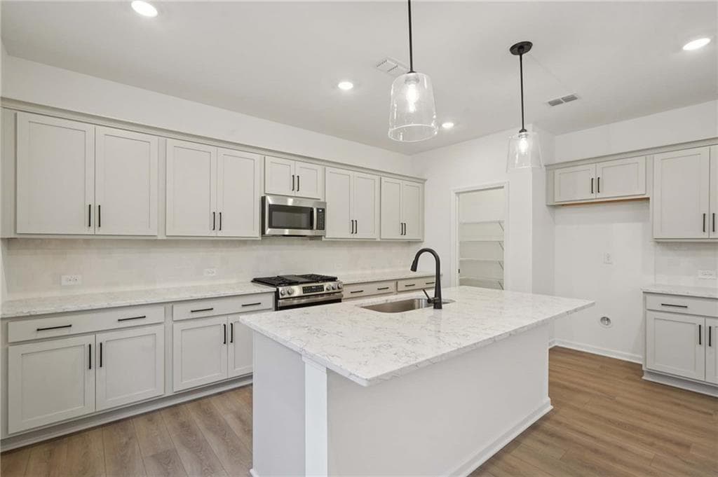 4 bedroom, 3 bathroom, 2,503 sq ft single family residence for sale at 5343 Callahan Trace, Flowery Branch, GA 30542 — photo 6