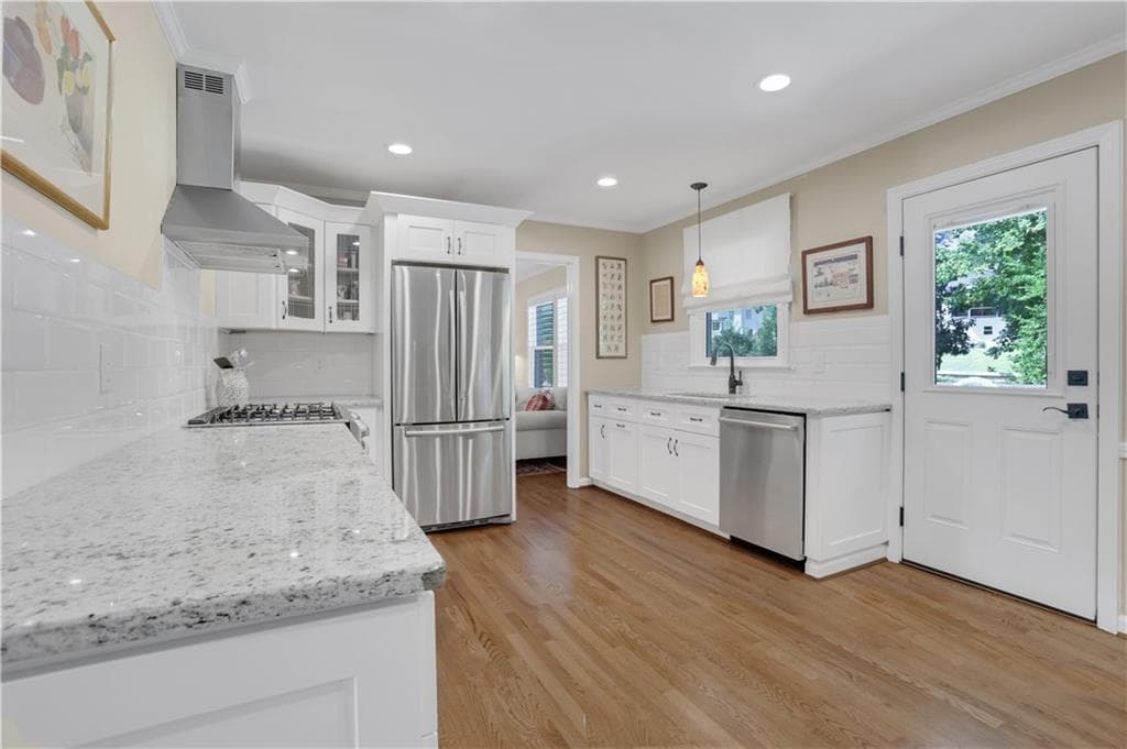 4 bedroom, 4 bathroom, 2,850 sq ft single family residence under contract at 1564 Vernon Way Court, Dunwoody, GA 30338 — photo 2