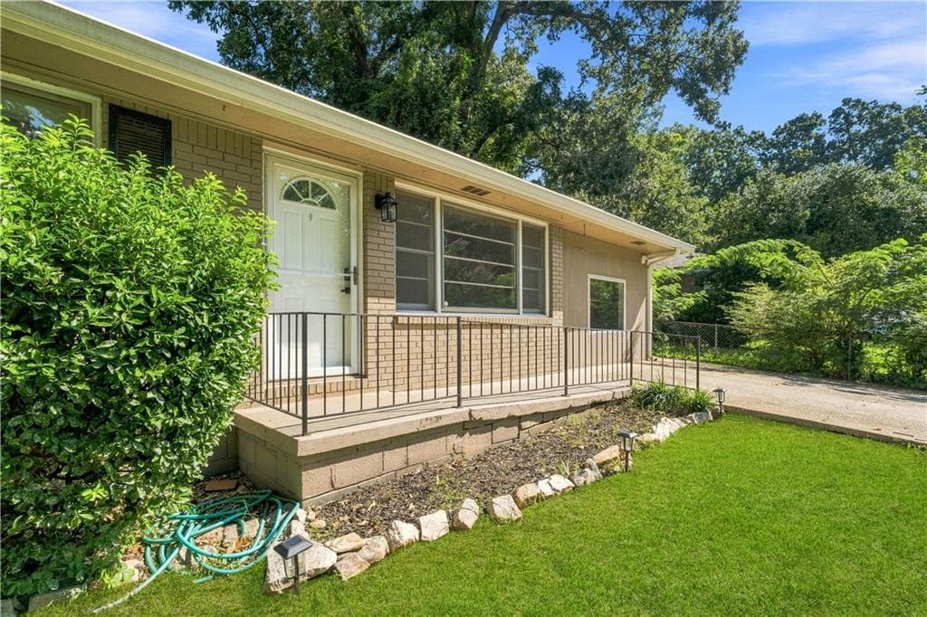 3 bedroom, 1 bathroom, 1,107 sq ft single family residence under contract at 2600 Farn Drive, Ellenwood, GA 30294 — photo 2