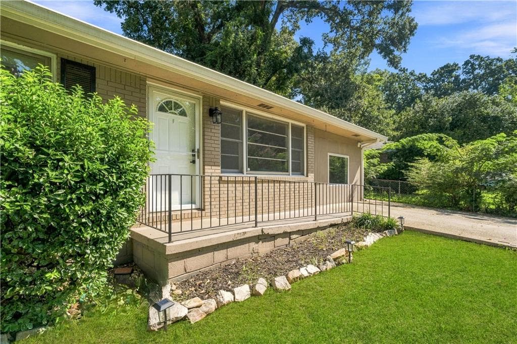 3 bedroom, 1 bathroom, 1,107 sq ft single family residence under contract at 2600 Farn Drive, Ellenwood, GA 30294 — photo 3