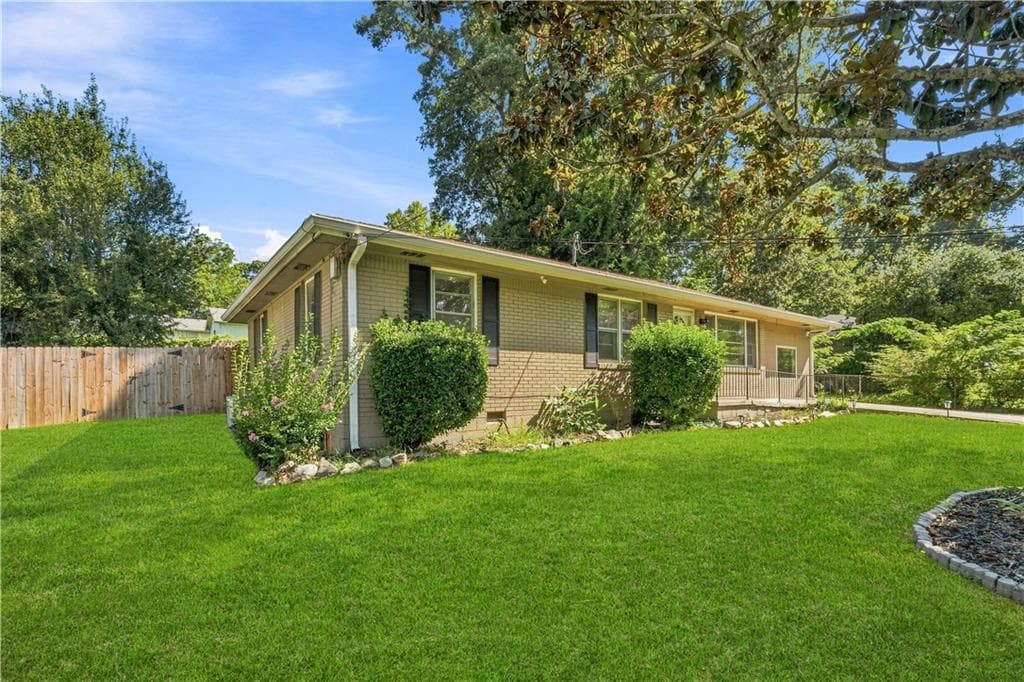 3 bedroom, 1 bathroom, 1,107 sq ft single family residence under contract at 2600 Farn Drive, Ellenwood, GA 30294 — photo 4