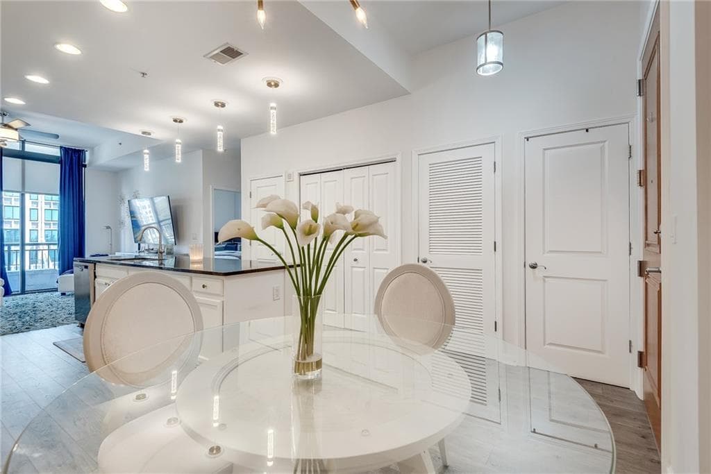 1 bedroom, 1 bathroom, 770 sq ft condominium for sale at 3040 Peachtree Road 1602, Atlanta, GA 30305 — photo 2