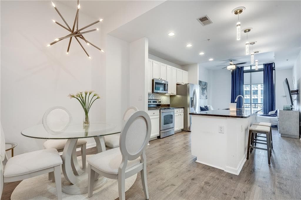 1 bedroom, 1 bathroom, 770 sq ft condominium for sale at 3040 Peachtree Road 1602, Atlanta, GA 30305 — photo 3
