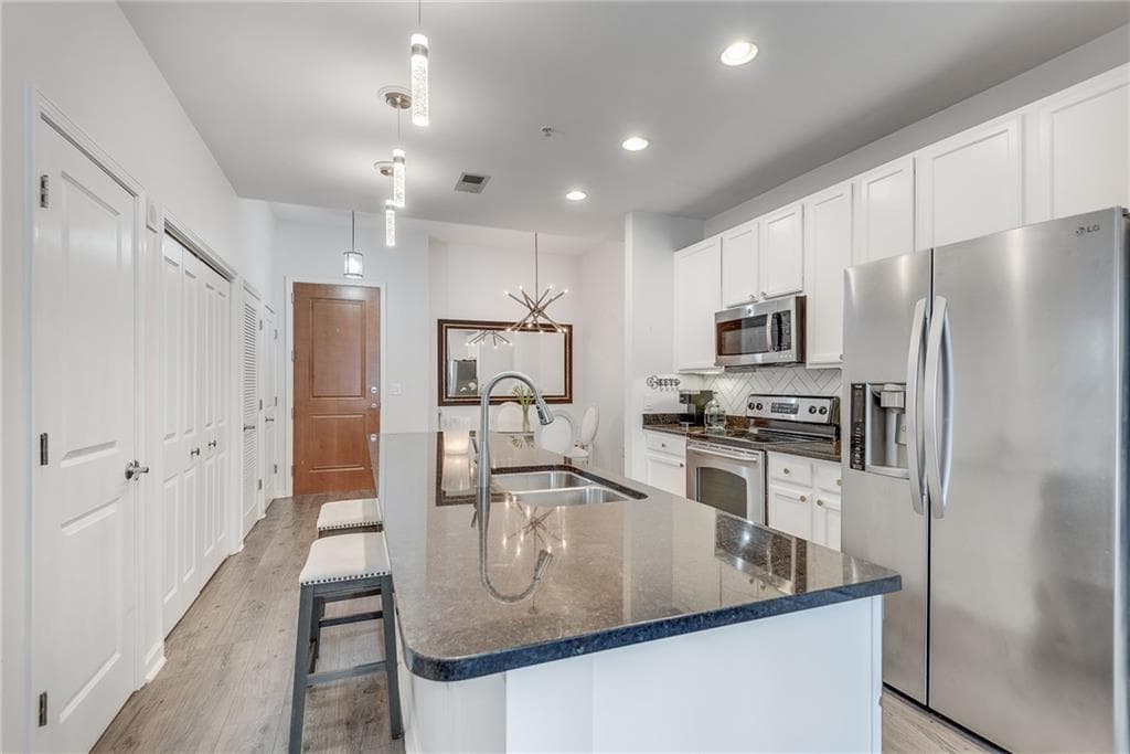 1 bedroom, 1 bathroom, 770 sq ft condominium for sale at 3040 Peachtree Road 1602, Atlanta, GA 30305 — photo 7