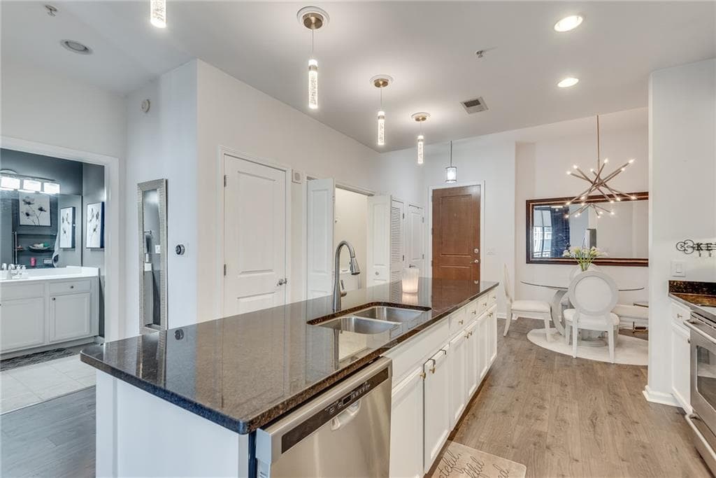 1 bedroom, 1 bathroom, 770 sq ft condominium for sale at 3040 Peachtree Road 1602, Atlanta, GA 30305 — photo 4
