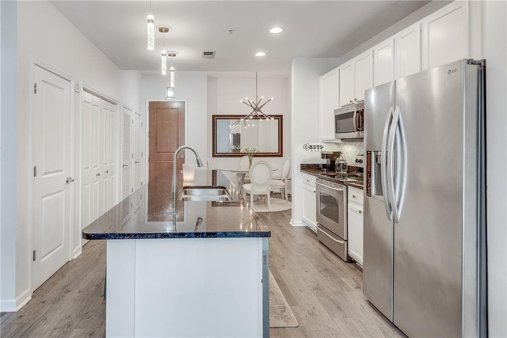 1 bedroom, 1 bathroom, 770 sq ft condominium for sale at 3040 Peachtree Road 1602, Atlanta, GA 30305 — photo 8