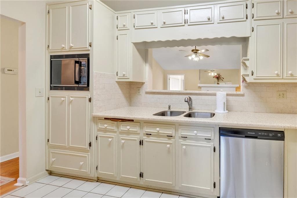 3 bedroom, 2 bathroom, 1,936 sq ft single family residence under contract at 4938 Lake Forest Drive, Conyers, GA 30094 — photo 10
