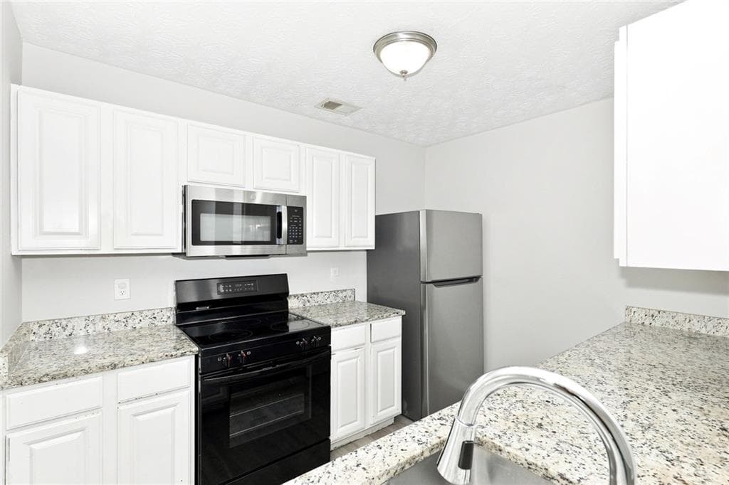 3 bedroom, 3 bathroom, 1,500 sq ft townhouse for rent at 2002 Grove Way, Hampton, GA 30228 for $1,505 a month — photo 2