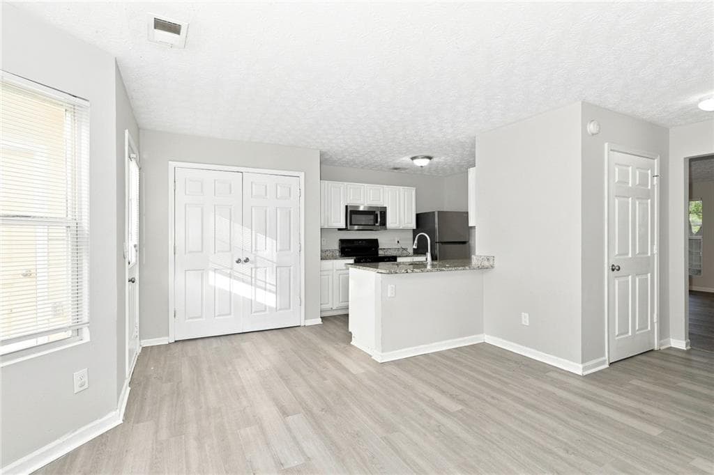 3 bedroom, 3 bathroom, 1,500 sq ft townhouse for rent at 2002 Grove Way, Hampton, GA 30228 for $1,505 a month — photo 4