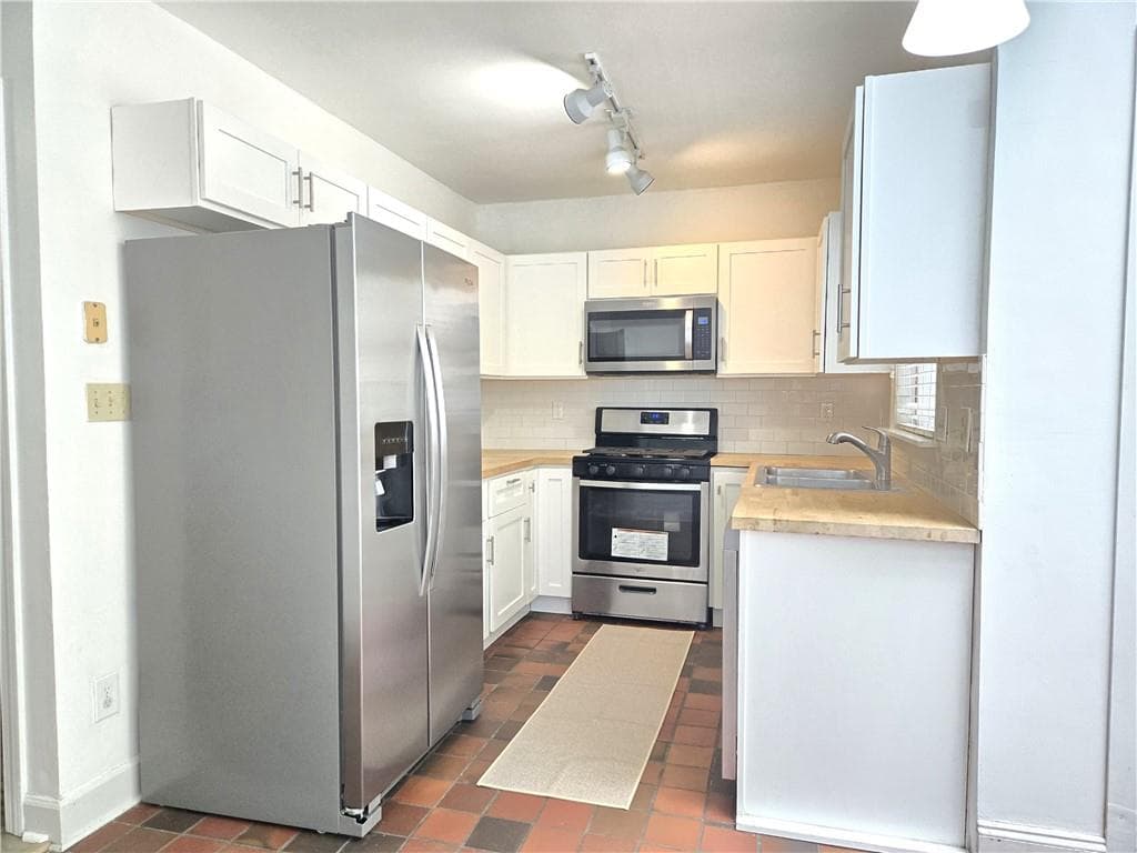 2 bedroom, 3 bathroom, 1,366 sq ft townhouse for rent at 7500 Roswell Road 75, Sandy Springs, GA 30350 for $1,975 a month — photo 10