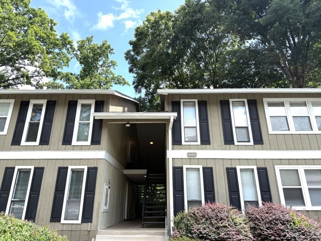 1 bedroom, 1 bathroom, 748 sq ft condominium for sale at 5153 Roswell Road 2, Atlanta, GA 30342 — photo 1 of 11