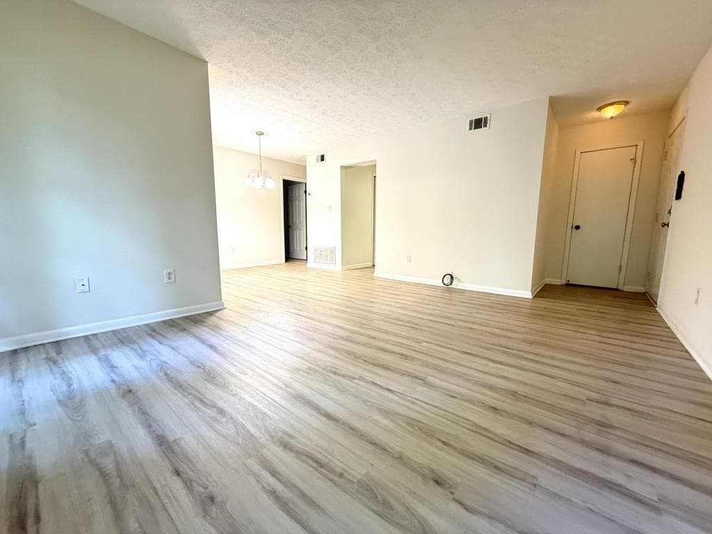 1 bedroom, 1 bathroom, 748 sq ft condominium for sale at 5153 Roswell Road 2, Atlanta, GA 30342 — photo 4