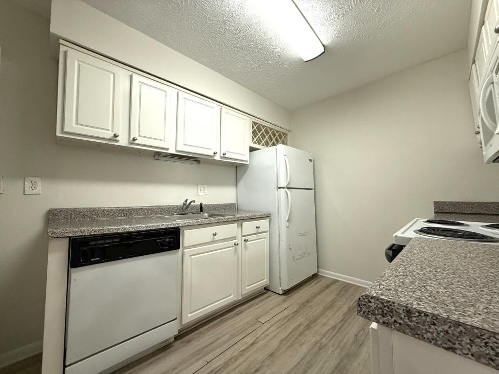 1 bedroom, 1 bathroom, 748 sq ft condominium for sale at 5153 Roswell Road 2, Atlanta, GA 30342 — photo 9
