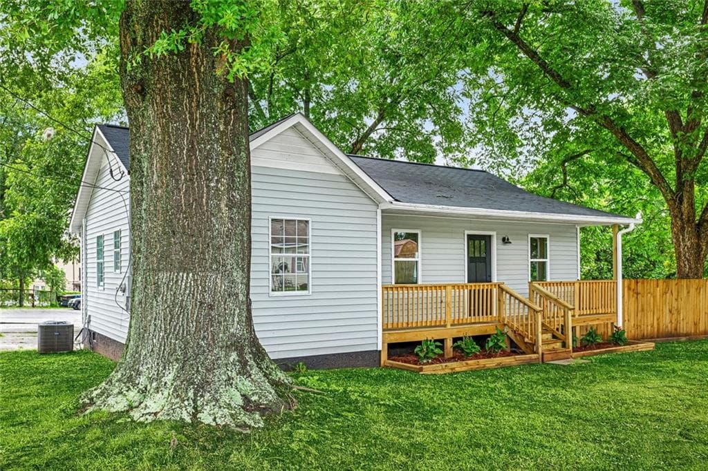 3 bedroom, 2 bathroom, 1,027 sq ft single family residence for sale at 443 Walker Street, Villa Rica, GA 30180 — photo 2