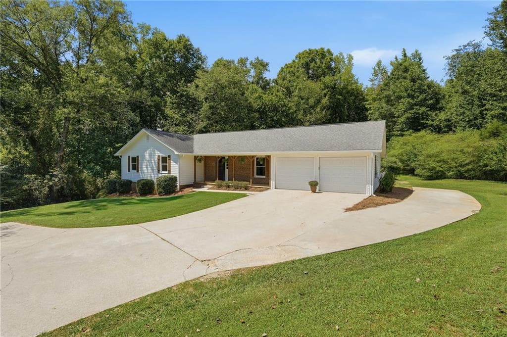 3 bedroom, 3 bathroom, 2,530 sq ft single family residence under contract at 3758 Woodlane Road, Gainesville, GA 30506 — photo 2