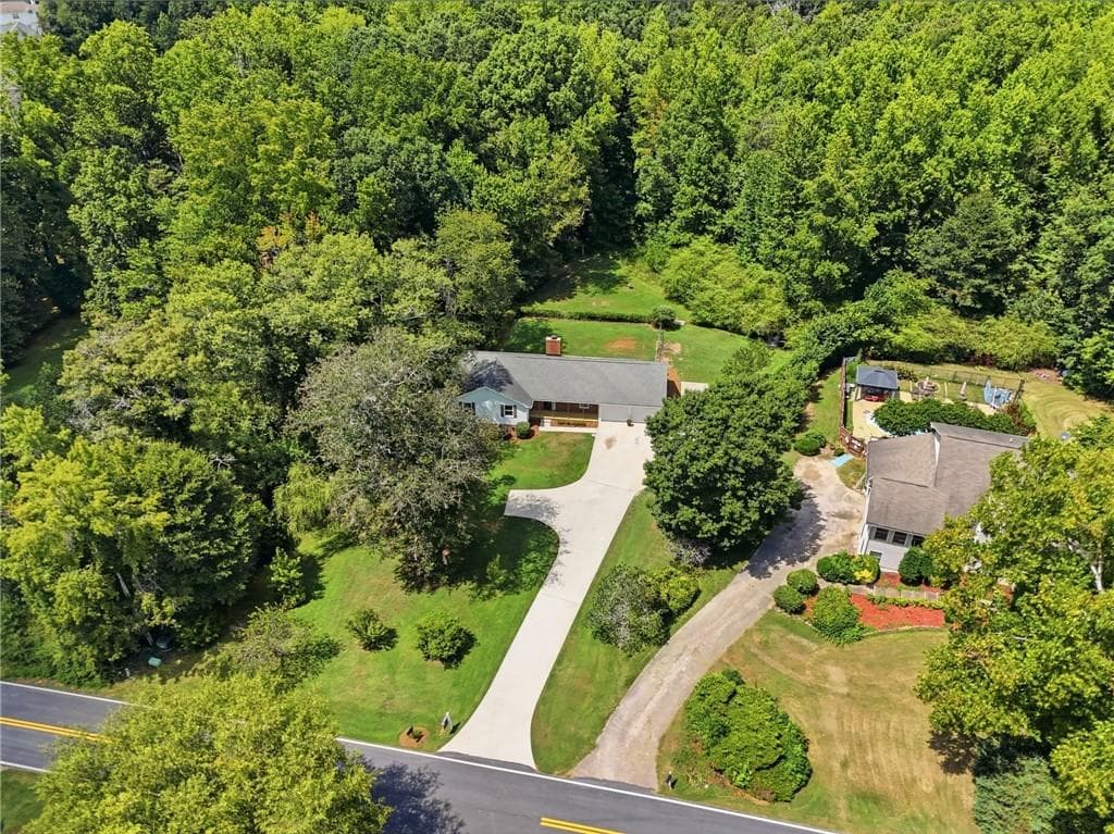 3 bedroom, 3 bathroom, 2,530 sq ft single family residence under contract at 3758 Woodlane Road, Gainesville, GA 30506 — photo 4