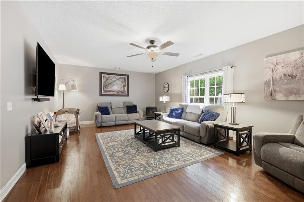 4 bedroom, 2 bathroom, 2,162 sq ft single family residence for sale at 980 Falls Road, Toccoa, GA 30577 — photo 3