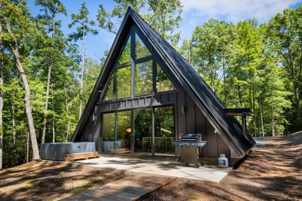 2 bedroom, 2 bathroom, 1,140 sq ft single family residence under contract at 223 Laurel Trace, Blue Ridge, GA 30513