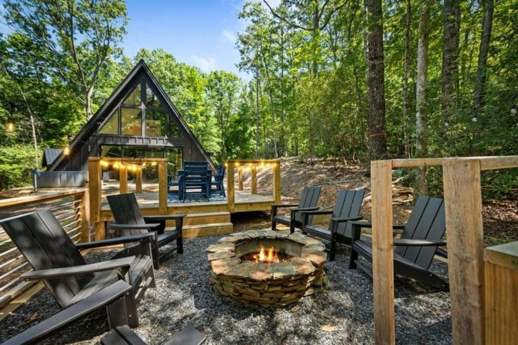 2 bedroom, 2 bathroom, 1,140 sq ft single family residence under contract at 223 Laurel Trace, Blue Ridge, GA 30513 — photo 2