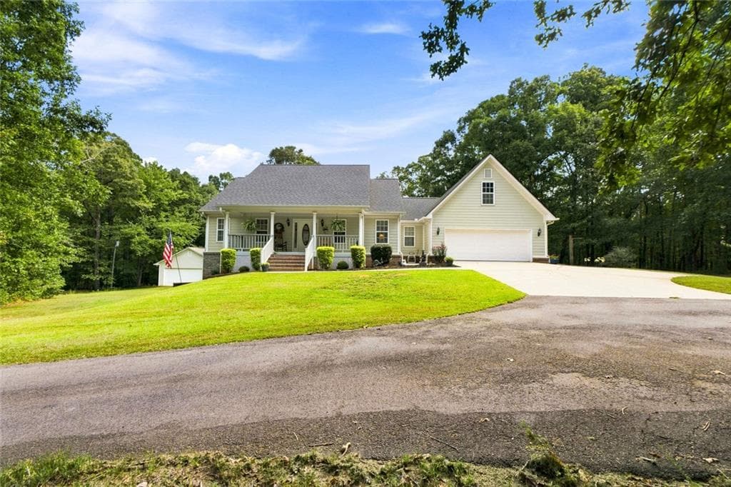 3 bedroom, 4 bathroom, 4,108 sq ft single family residence for sale at 540 Davis Road, Locust Grove, GA 30248 — photo 3