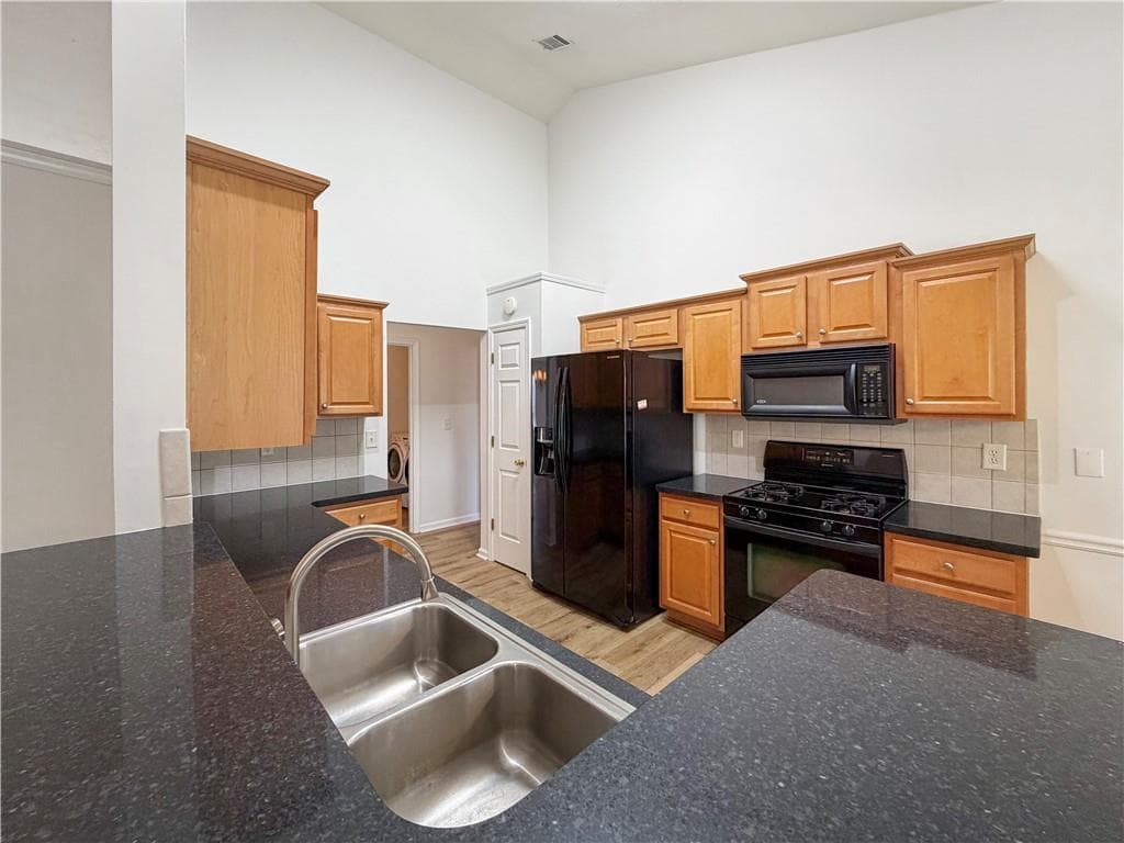 3 bedroom, 2 bathroom, 1,952 sq ft single family residence for rent at 3385 Stoneleigh Run Drive, Buford, GA 30519 for $2,400 a month — photo 10