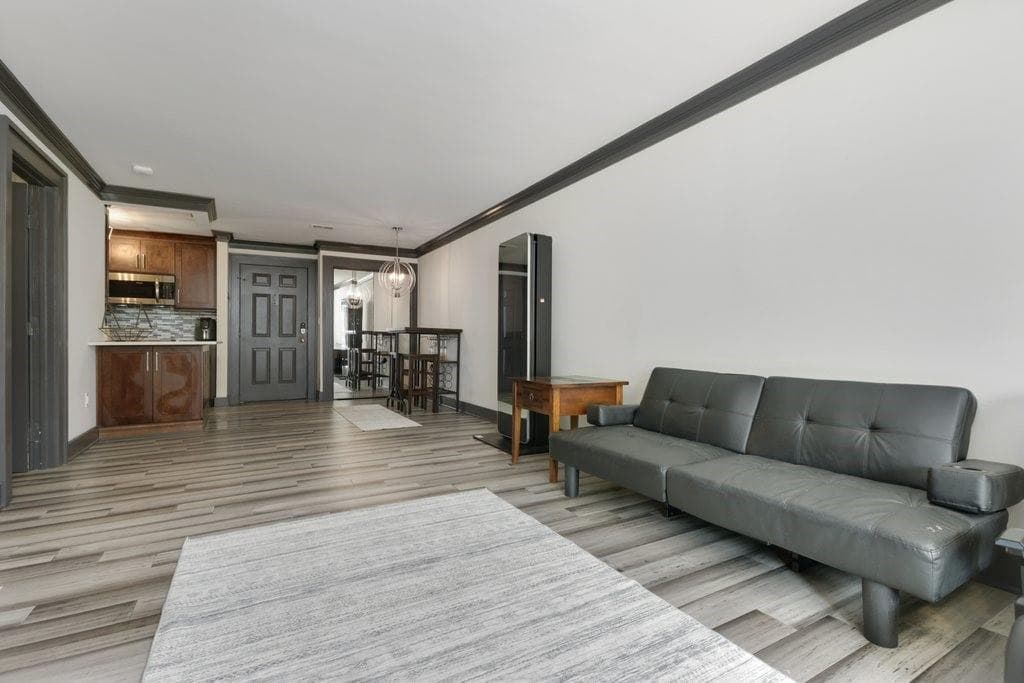 1 bedroom, 1 bathroom, 816 sq ft condominium for sale at 24212 Plantation Drive, Atlanta, GA 30324 — photo 2