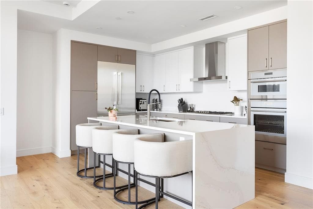 2 bedroom, 3 bathroom, 1,474 sq ft condominium for sale at 2425 Peachtree Road 612, Atlanta, GA 30305 — photo 2