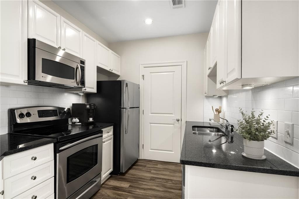 1 bedroom, 1 bathroom, 869 sq ft condominium for sale at 325 E Paces Ferry Road 1704, Atlanta, GA 30305 — photo 3