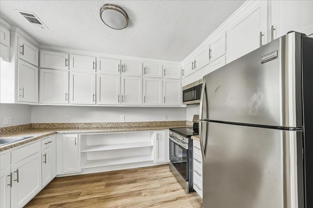 3 bedroom, 4 bathroom, 1,734 sq ft single family residence under contract at 132 Edwards Way, Stockbridge, GA 30281 — photo 5