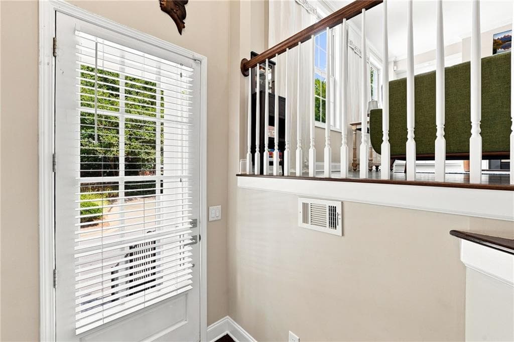 3 bedroom, 4 bathroom, 2,160 sq ft townhouse for sale at 7603 Lowery Oak Drive, Roswell, GA 30075 — photo 2