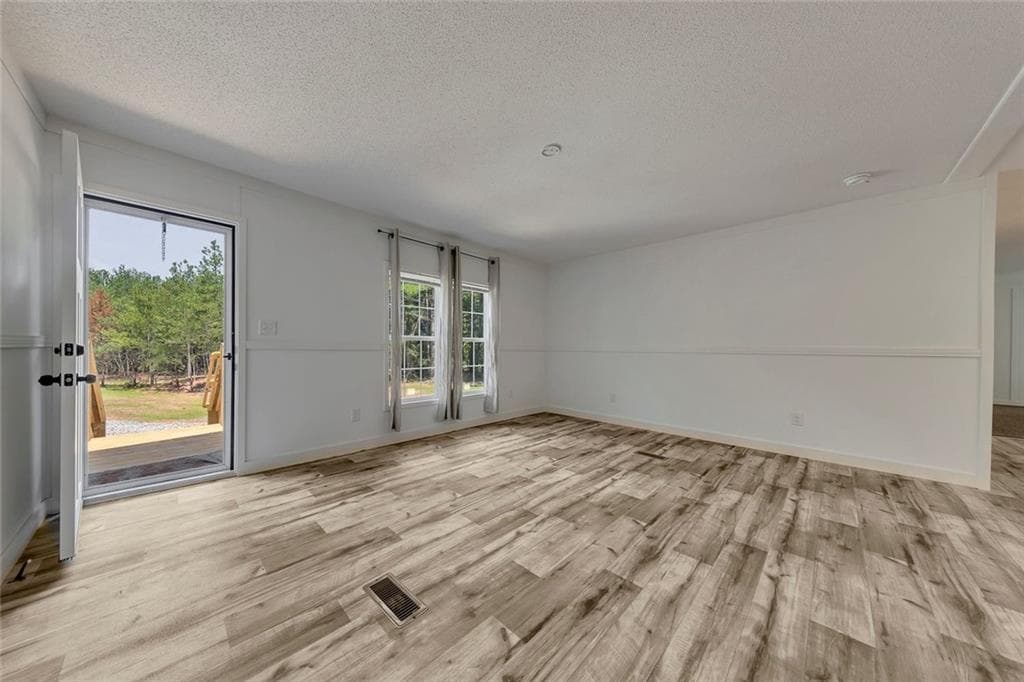 4 bedroom, 2 bathroom, 1,664 sq ft single family residence under contract at 122 HDR Drive, Maysville, GA 30558 — photo 4