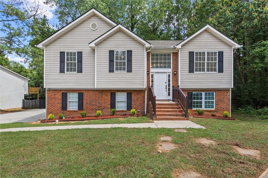 5 bedroom, 3 bathroom, 2,055 sq ft single family residence under contract at 2511 Kris Crossing, Ellenwood, GA 30294