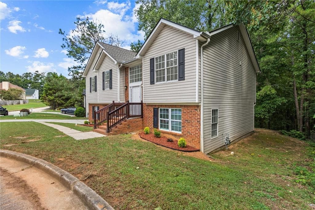 5 bedroom, 3 bathroom, 2,055 sq ft single family residence under contract at 2511 Kris Crossing, Ellenwood, GA 30294 — photo 2
