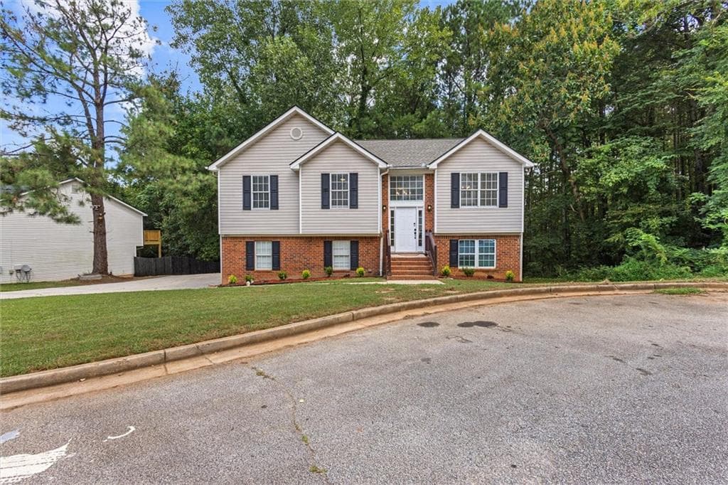 5 bedroom, 3 bathroom, 2,055 sq ft single family residence under contract at 2511 Kris Crossing, Ellenwood, GA 30294 — photo 3