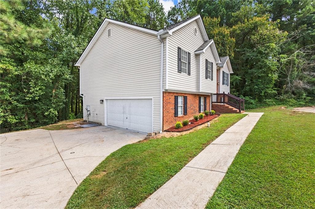 5 bedroom, 3 bathroom, 2,055 sq ft single family residence under contract at 2511 Kris Crossing, Ellenwood, GA 30294 — photo 4