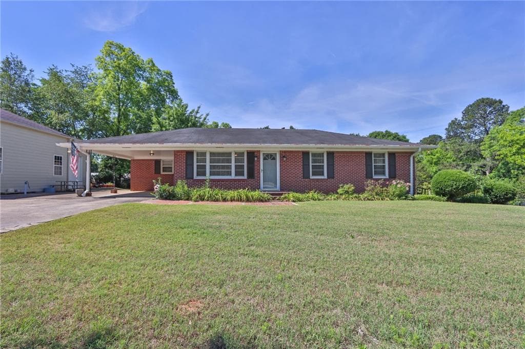3 bedroom, 2 bathroom, 1,302 sq ft single family residence under contract at 1559 Atlanta Highway, Winder, GA 30680